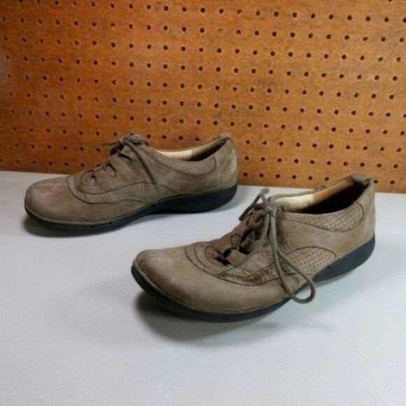 Clarks womens tan punched nubuck Unstructured walking oxfords 9 M EUC - Picture 1 of 6